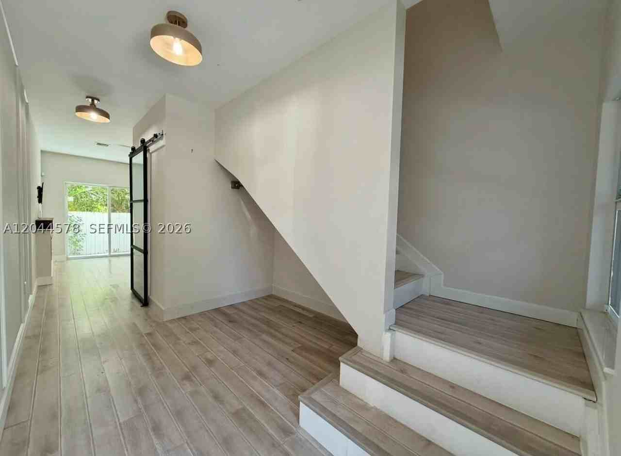 1035 Nw 2nd Ave - Photo 7 of 35