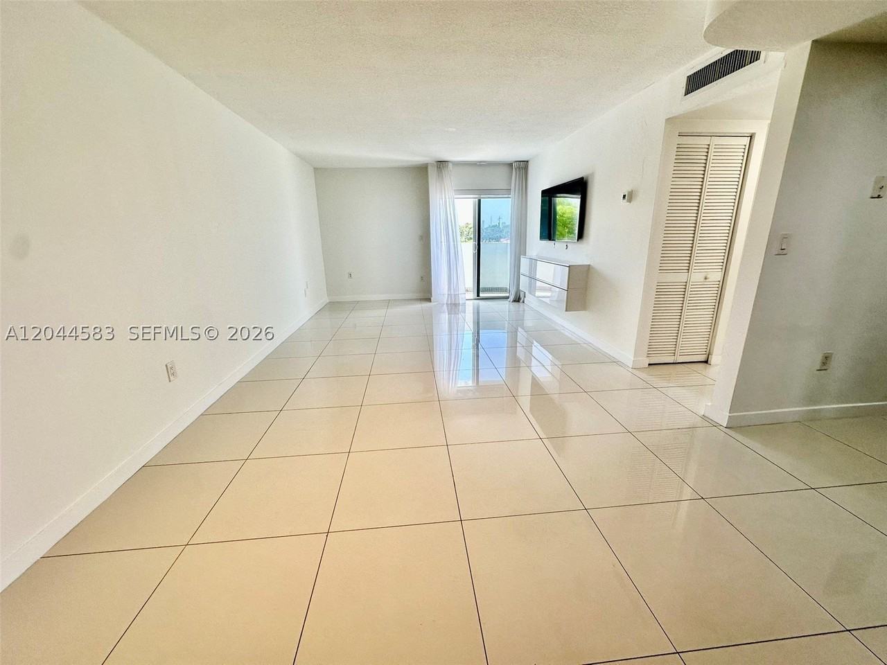 411 Sw 37th Ave #3D - Photo 2 of 17