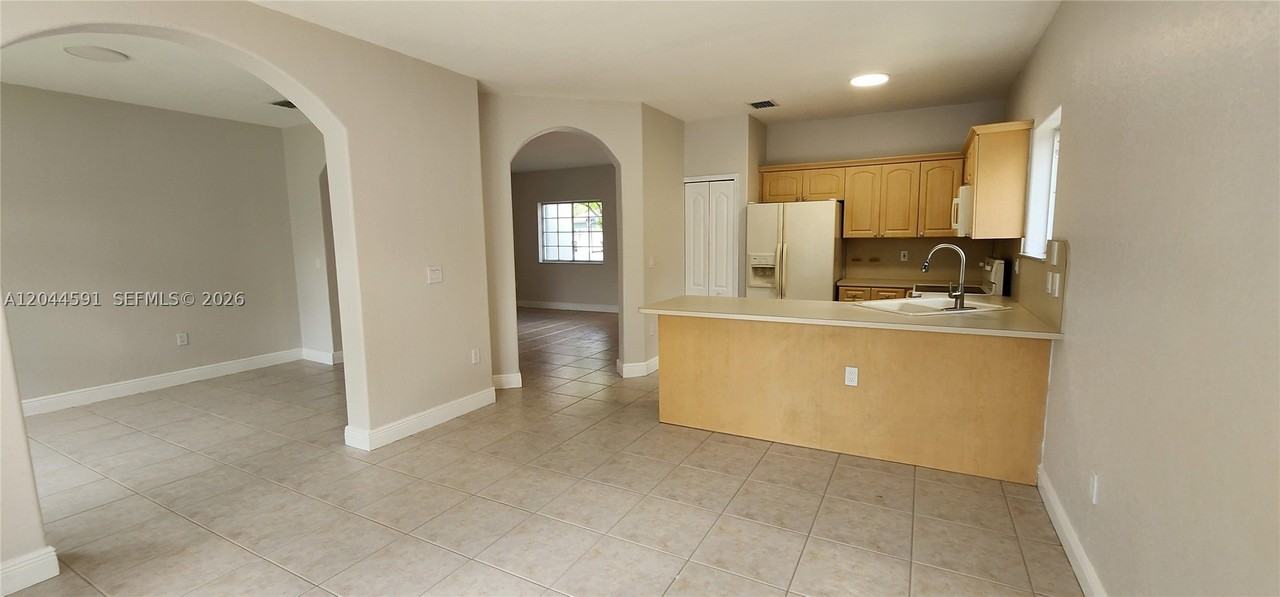16507 Nw 91st Ave - Photo 4 of 34