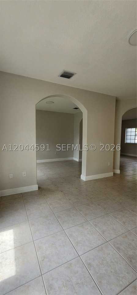 16507 Nw 91st Ave - Photo 6 of 34
