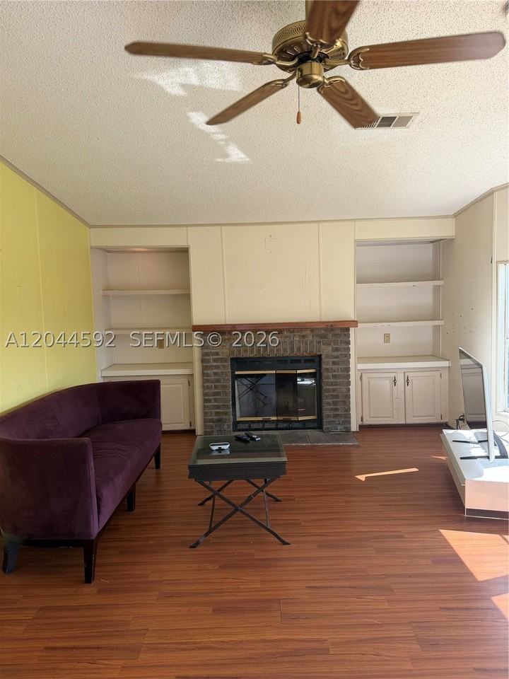 1233 Sw 130th Ave #1233 - Photo 4 of 22