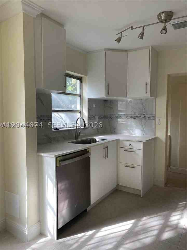 170 Nw 49th St - Photo 3 of 22