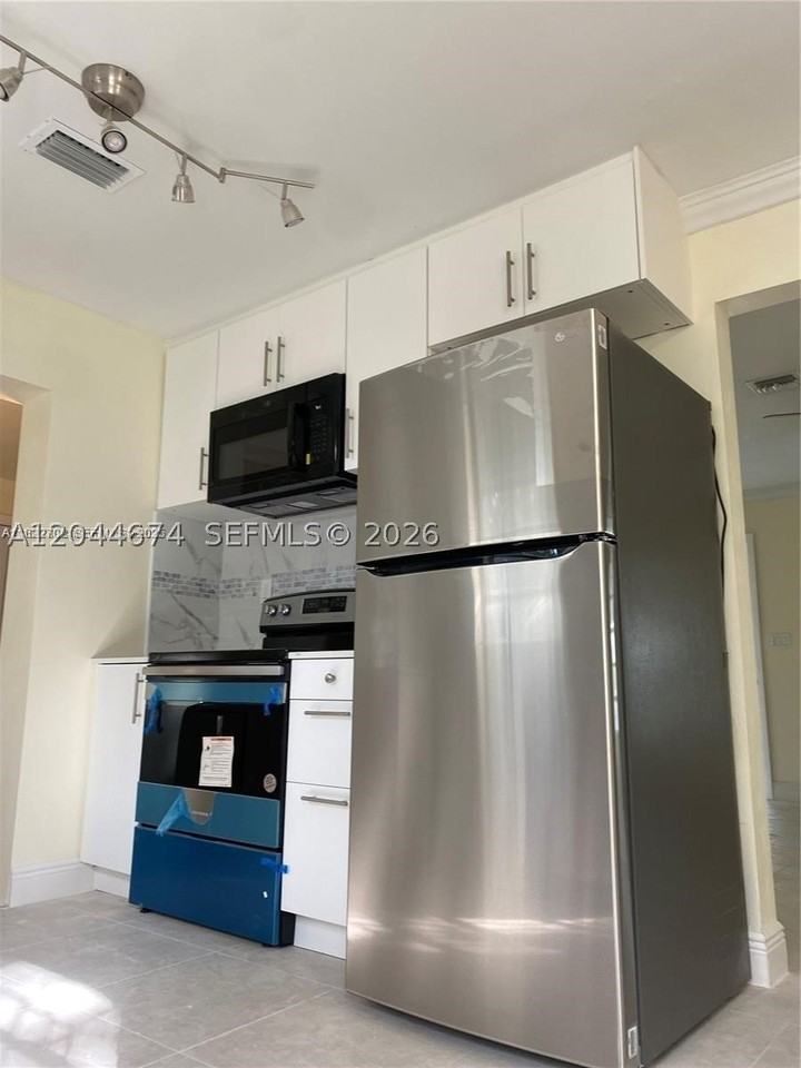 170 Nw 49th St - Photo 5 of 22