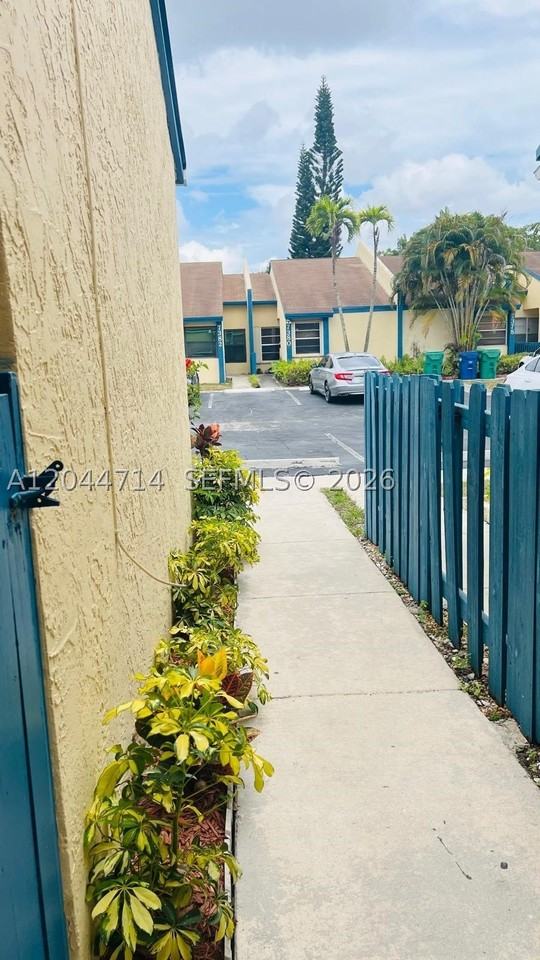 7394 Nw 34th St - Photo 3 of 30