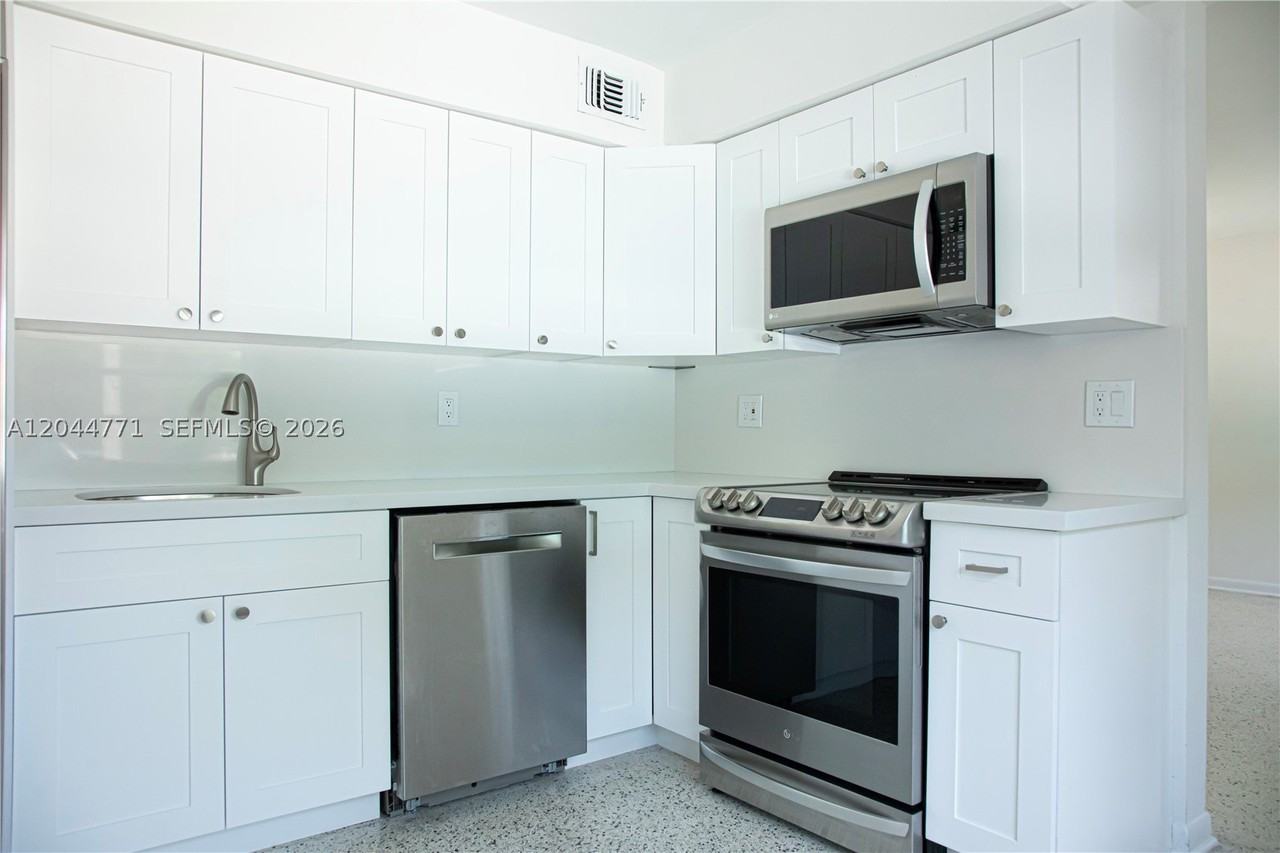 1226 Sw 30th Ave #1226 - Photo 2 of 19