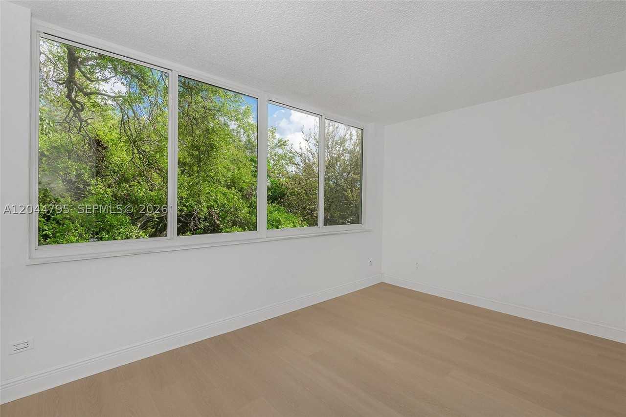 445 Ne 195th St #326 - Photo 4 of 27