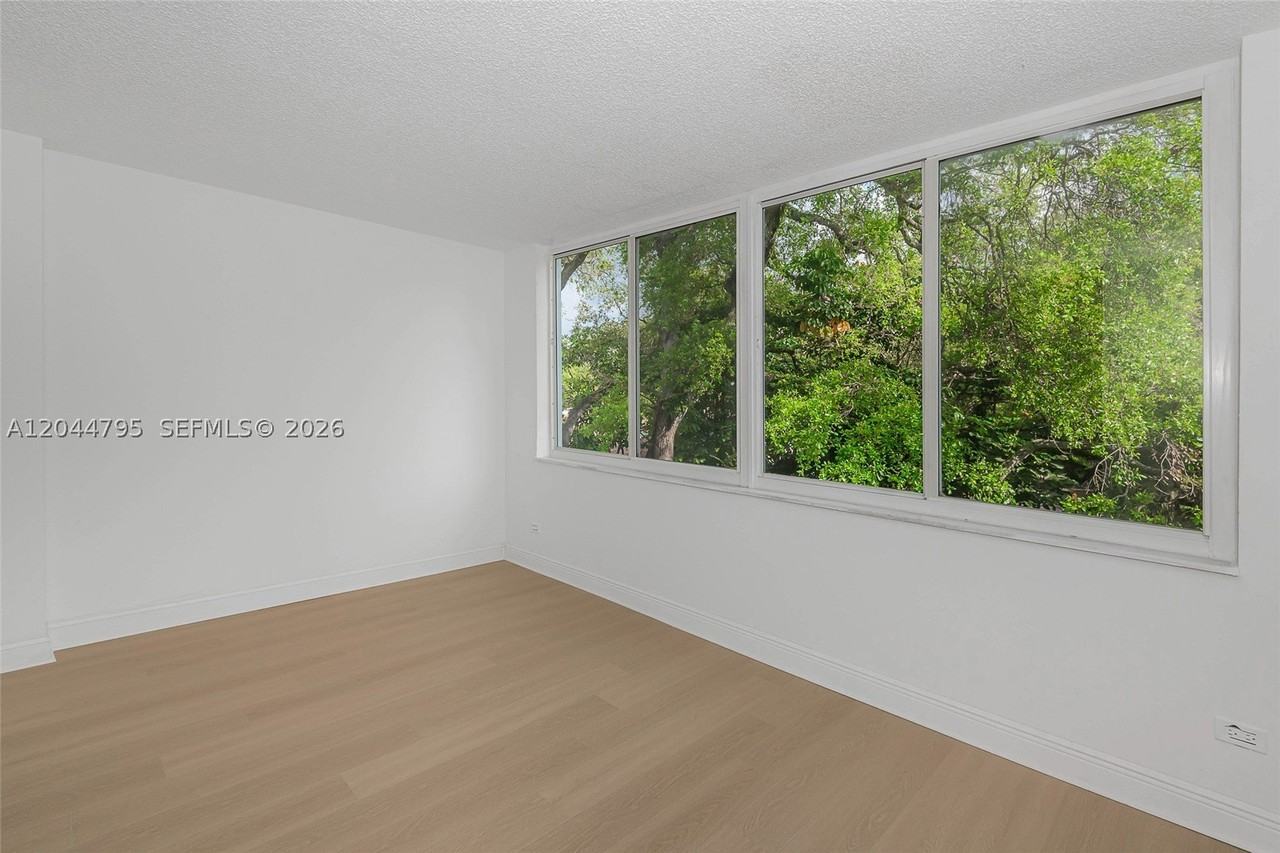 445 Ne 195th St #326 - Photo 5 of 27