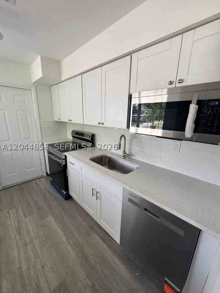 2396 Ne 5th Ave #2398 - Photo 5 of 12
