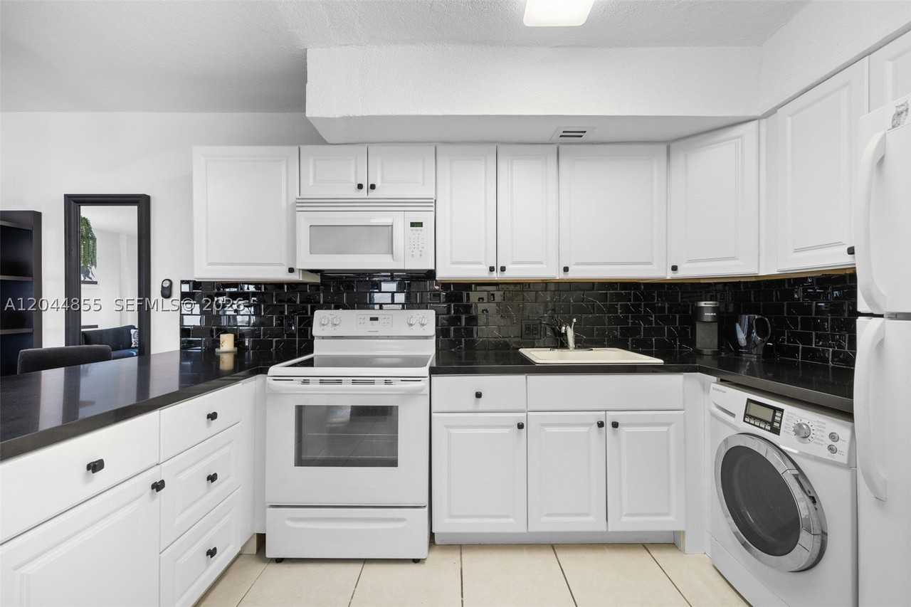 801 S Ocean Dr #207 - Photo 6 of 23