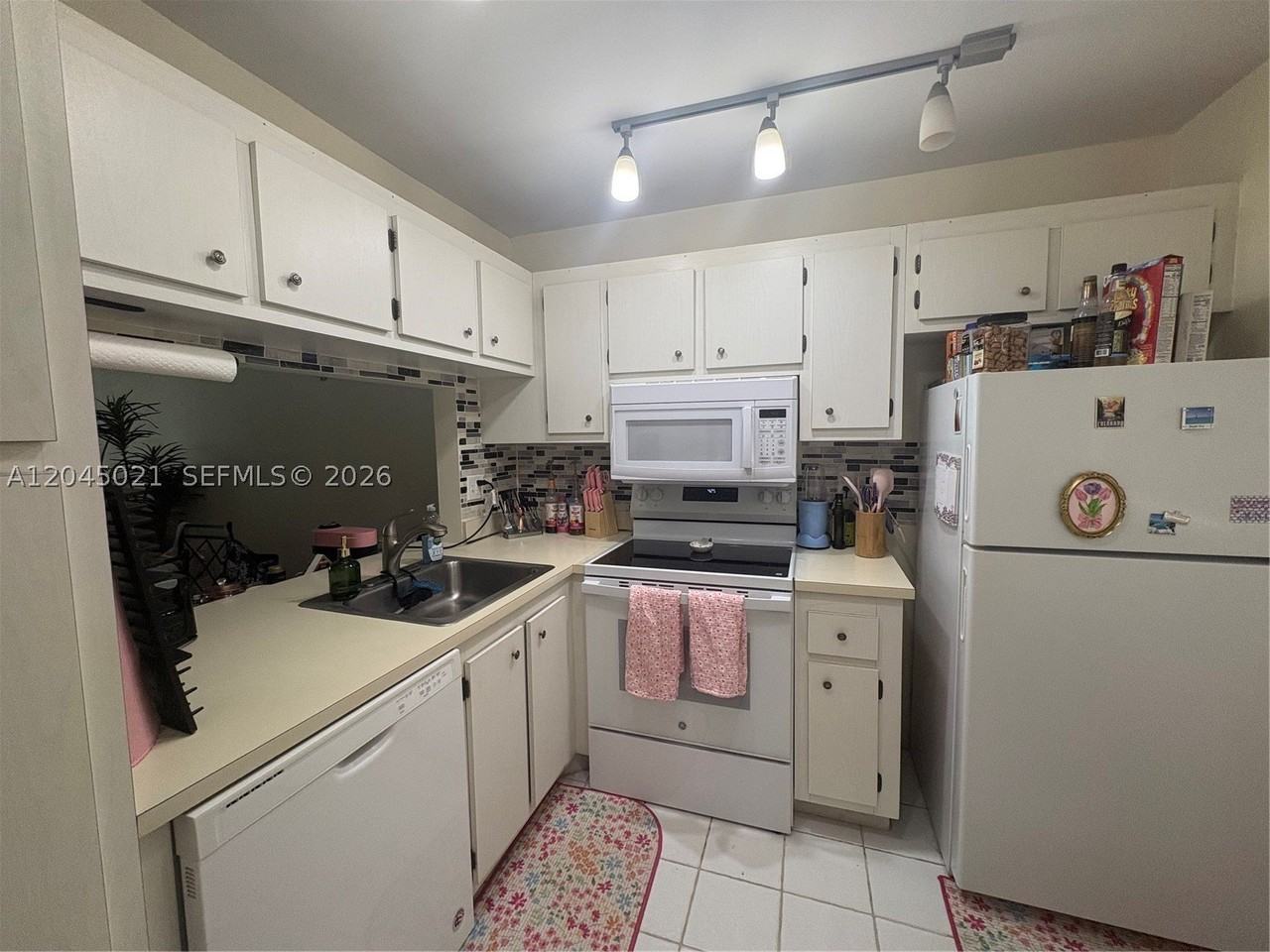 9340 Lagoon Pl #202