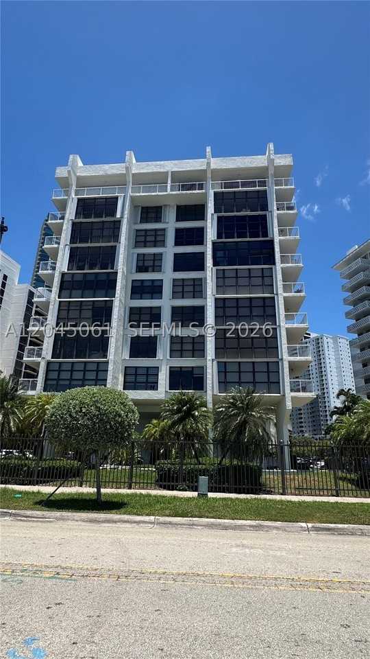 1440 Brickell Bay Dr #810 - Photo 3 of 3