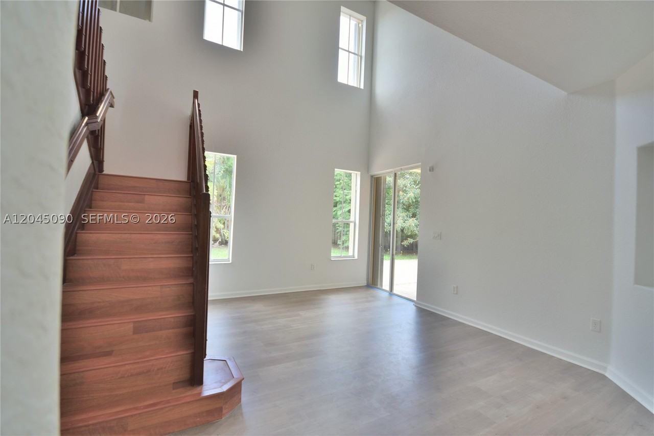 4534 Nw 94th Pl - Photo 7 of 27