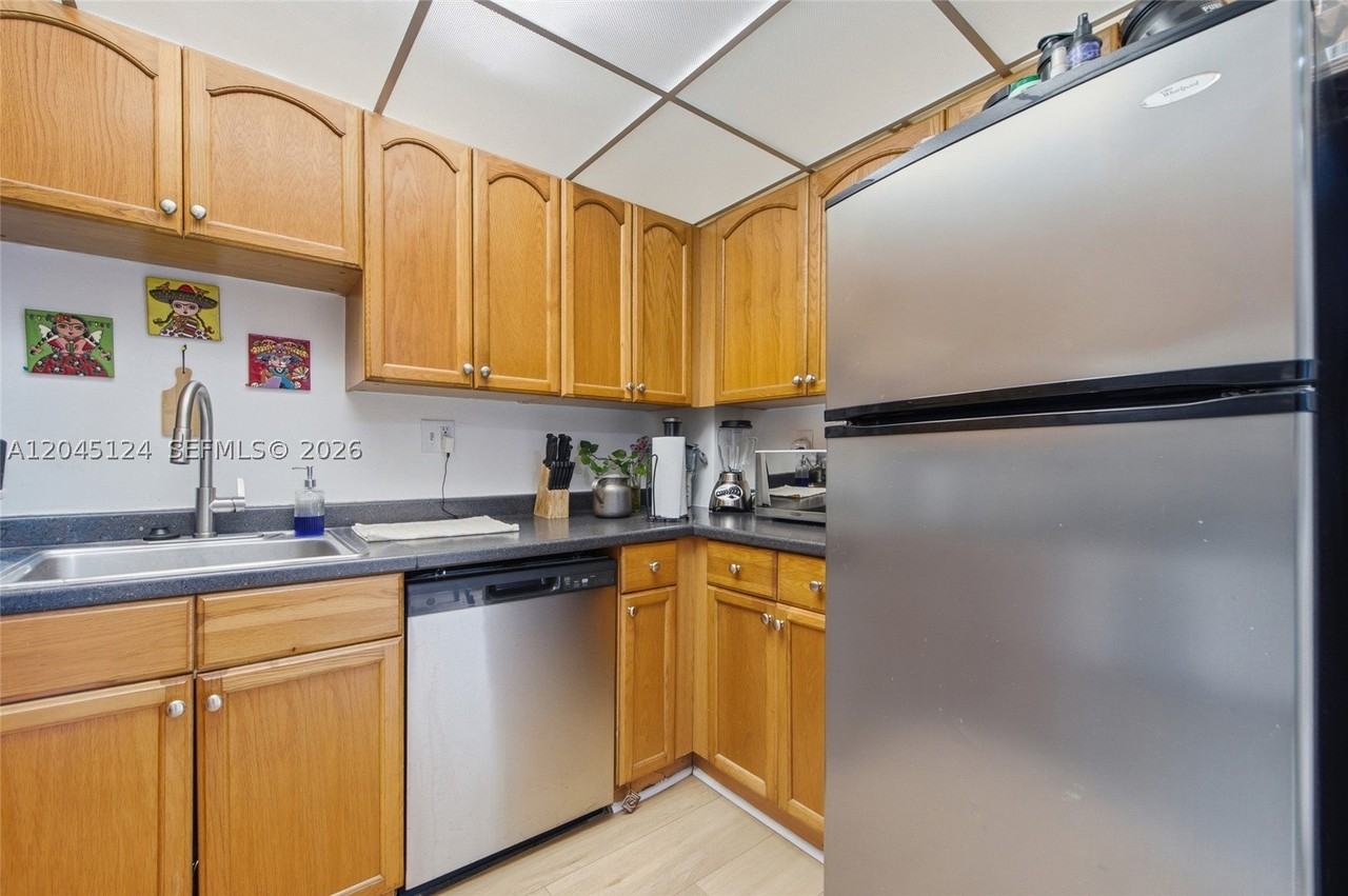 2520 N Andrews Ave #107 - Photo 6 of 34