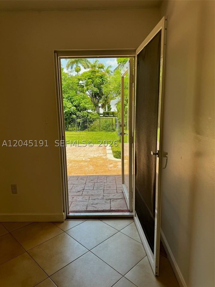 158 Sw 96th Ct #B - Photo 3 of 7