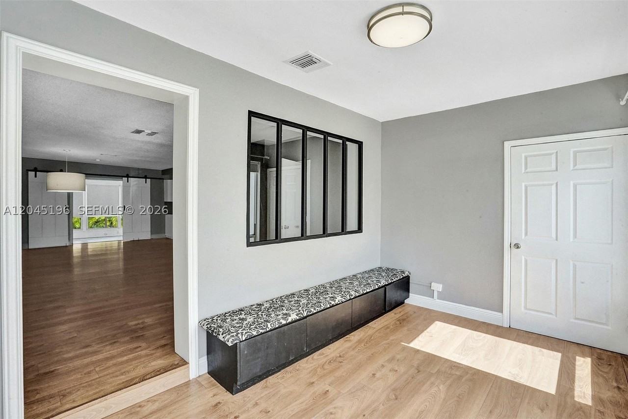 9040 Carlyle Ave - Photo 5 of 39