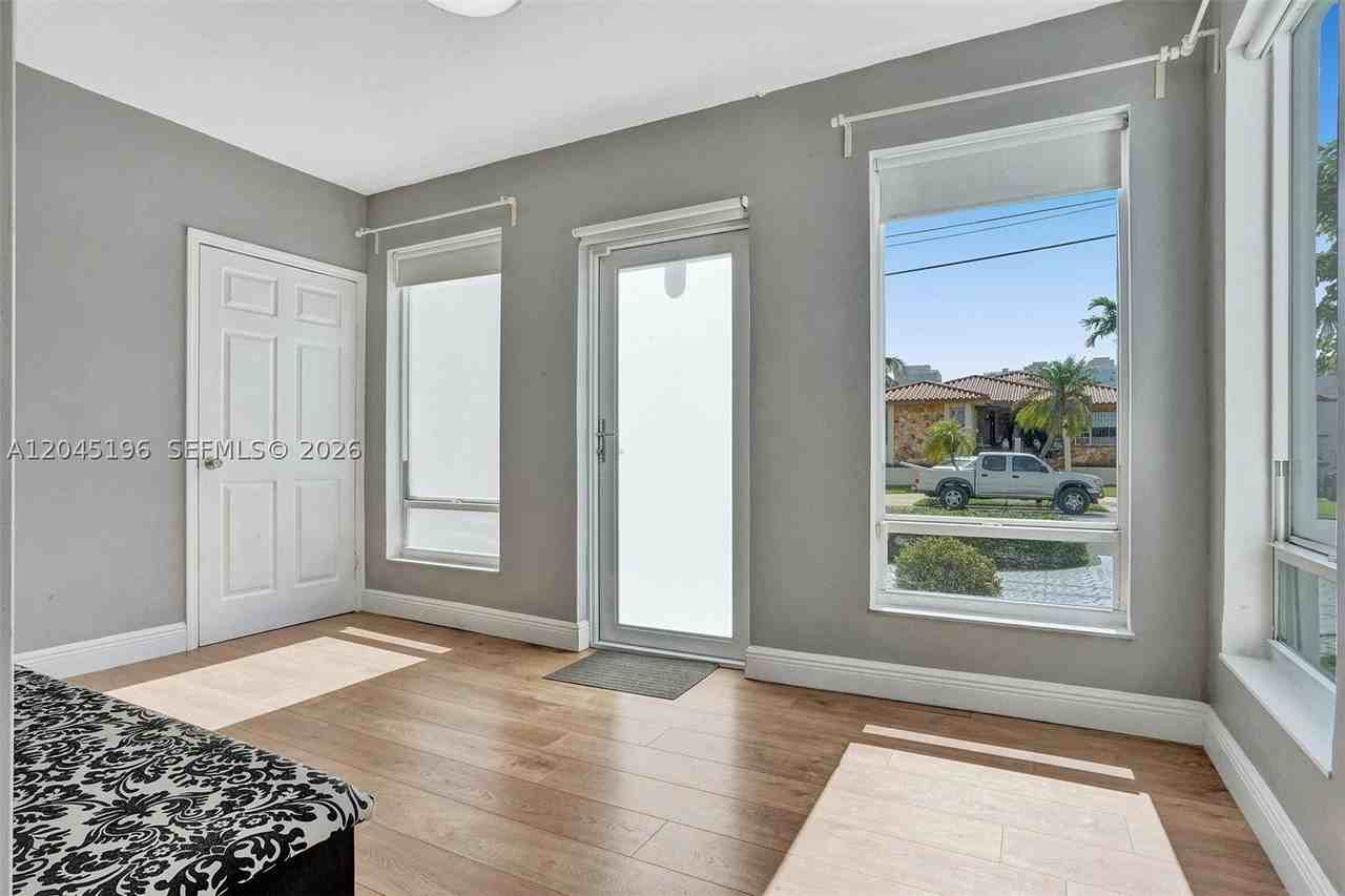 9040 Carlyle Ave - Photo 6 of 39