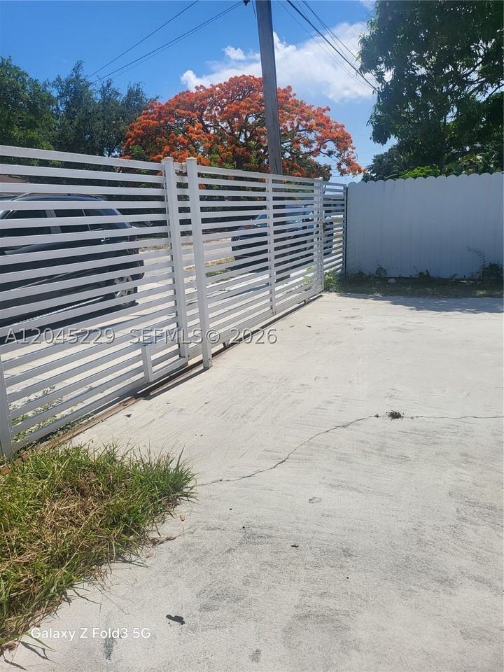2467 Nw 95th Ter - Photo 4 of 18