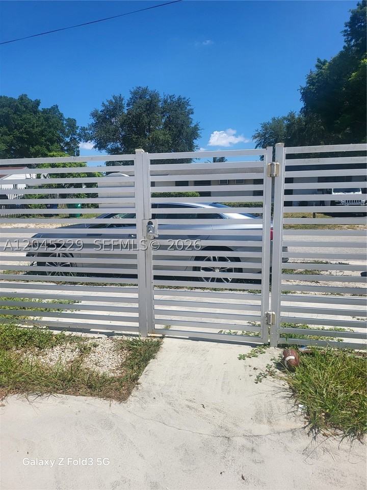 2467 Nw 95th Ter - Photo 5 of 18