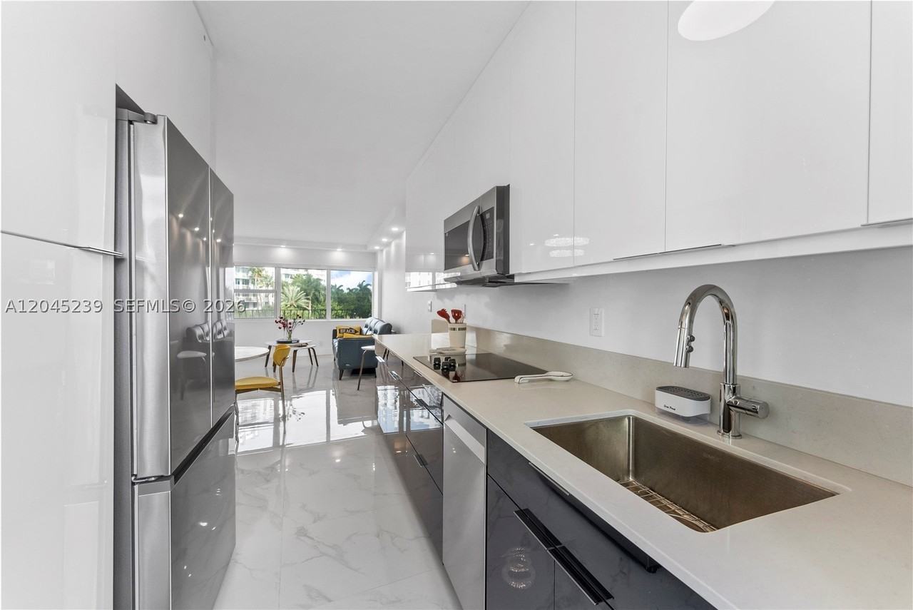 3250 Ne 28th St #403 - Photo 4 of 15