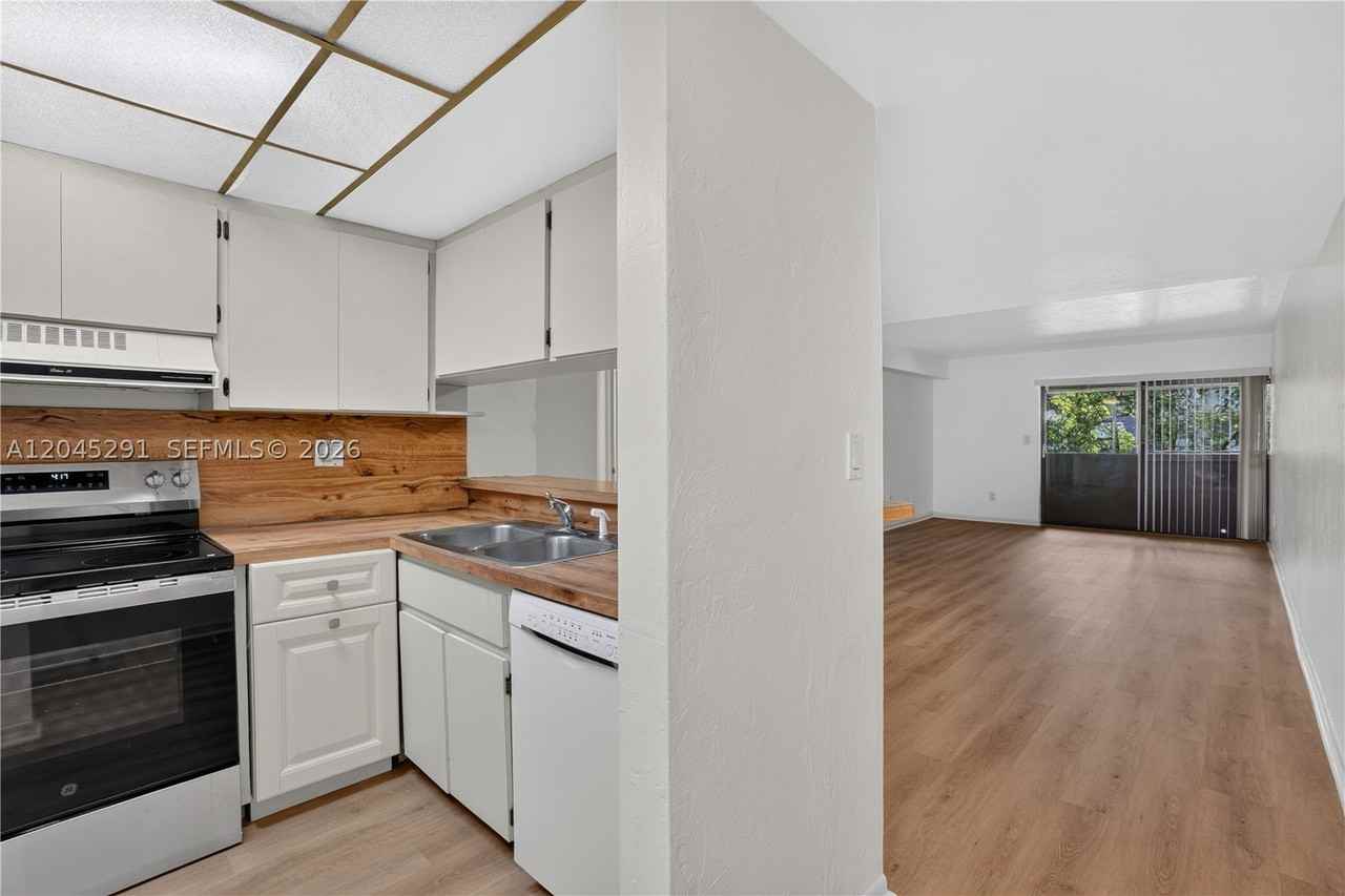 7420 Sw 59th Ave #D - Photo 5 of 14