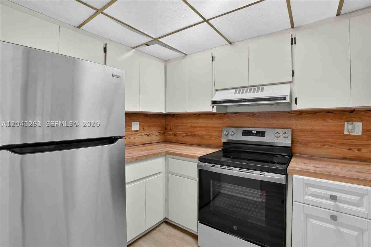 7420 Sw 59th Ave #D - Photo 6 of 14