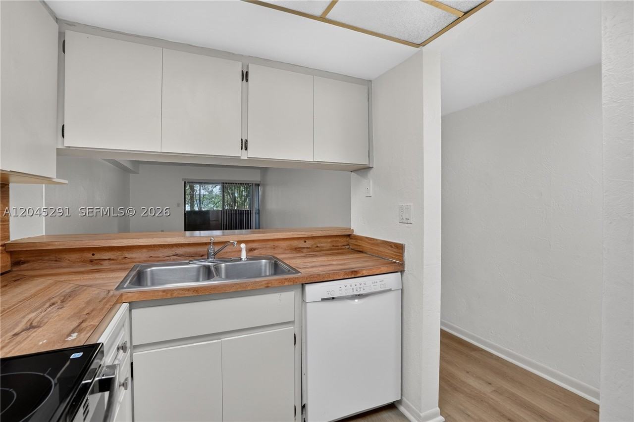 7420 Sw 59th Ave #D - Photo 7 of 14