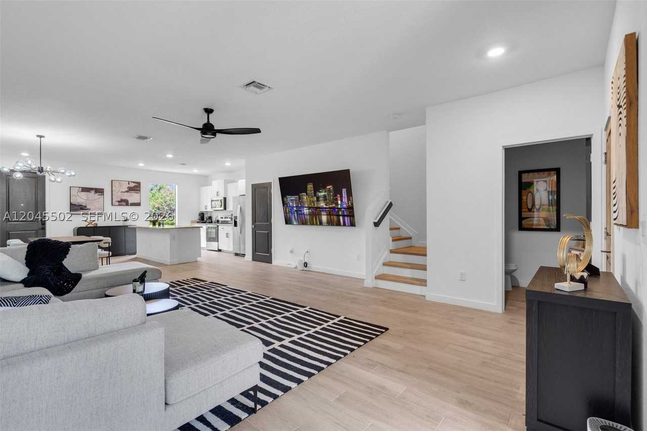 387 Nw 17th St - Photo 2 of 36