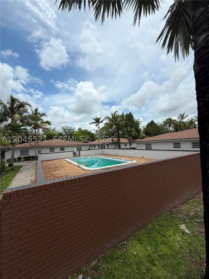 2551 Nw 26th St - Photo 4 of 19