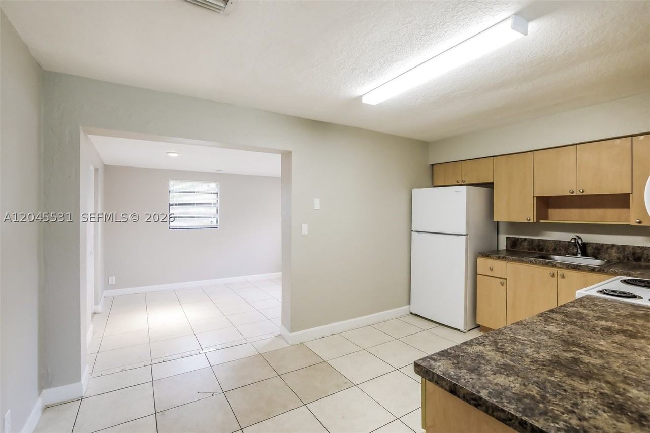 4951 Sw 16th St - Photo 5 of 18