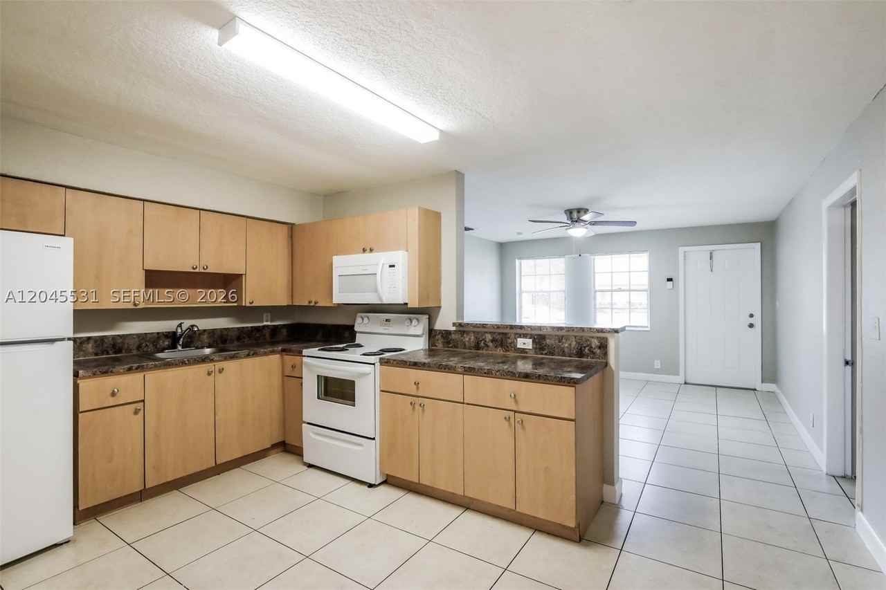 4951 Sw 16th St - Photo 6 of 18