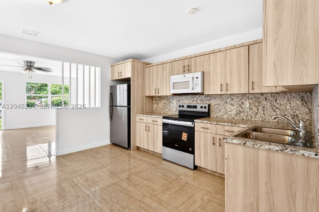 1350 Ne 149th St #2 - Photo 4 of 26