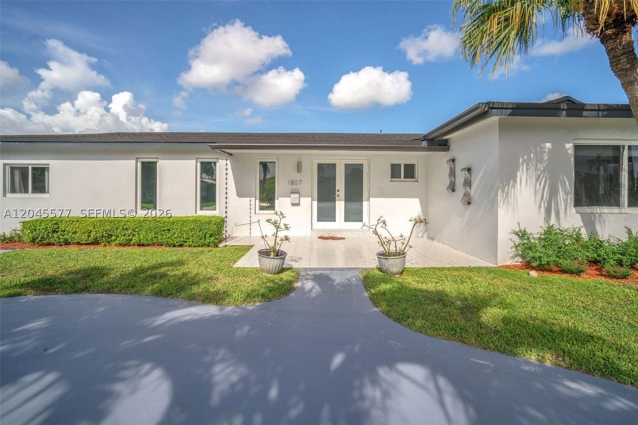 1807 Sw 102nd Pl - Photo 4 of 50
