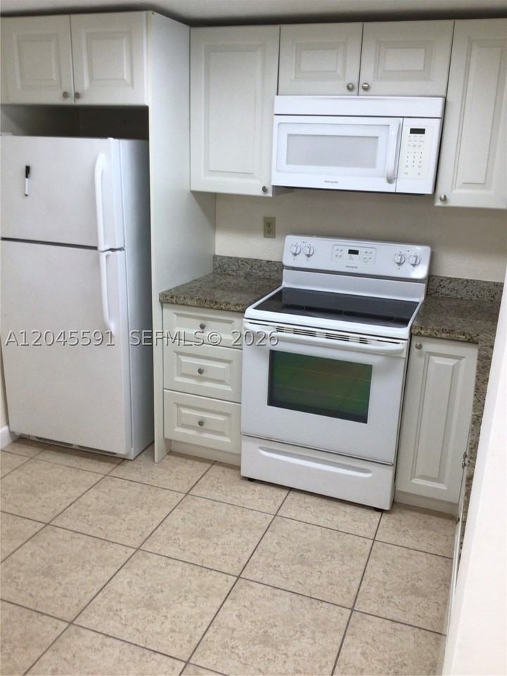 10975 Sw 107th St #302 - Photo 3 of 32