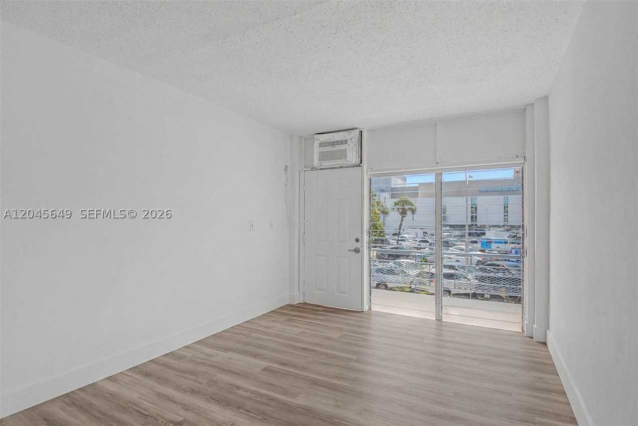 1685 Jefferson Ave #15 - Photo 4 of 28