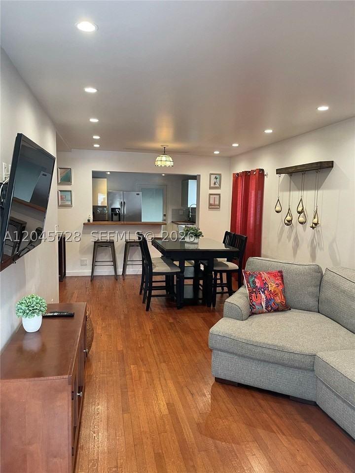 2112 Sw 60th Ct - Photo 2 of 10