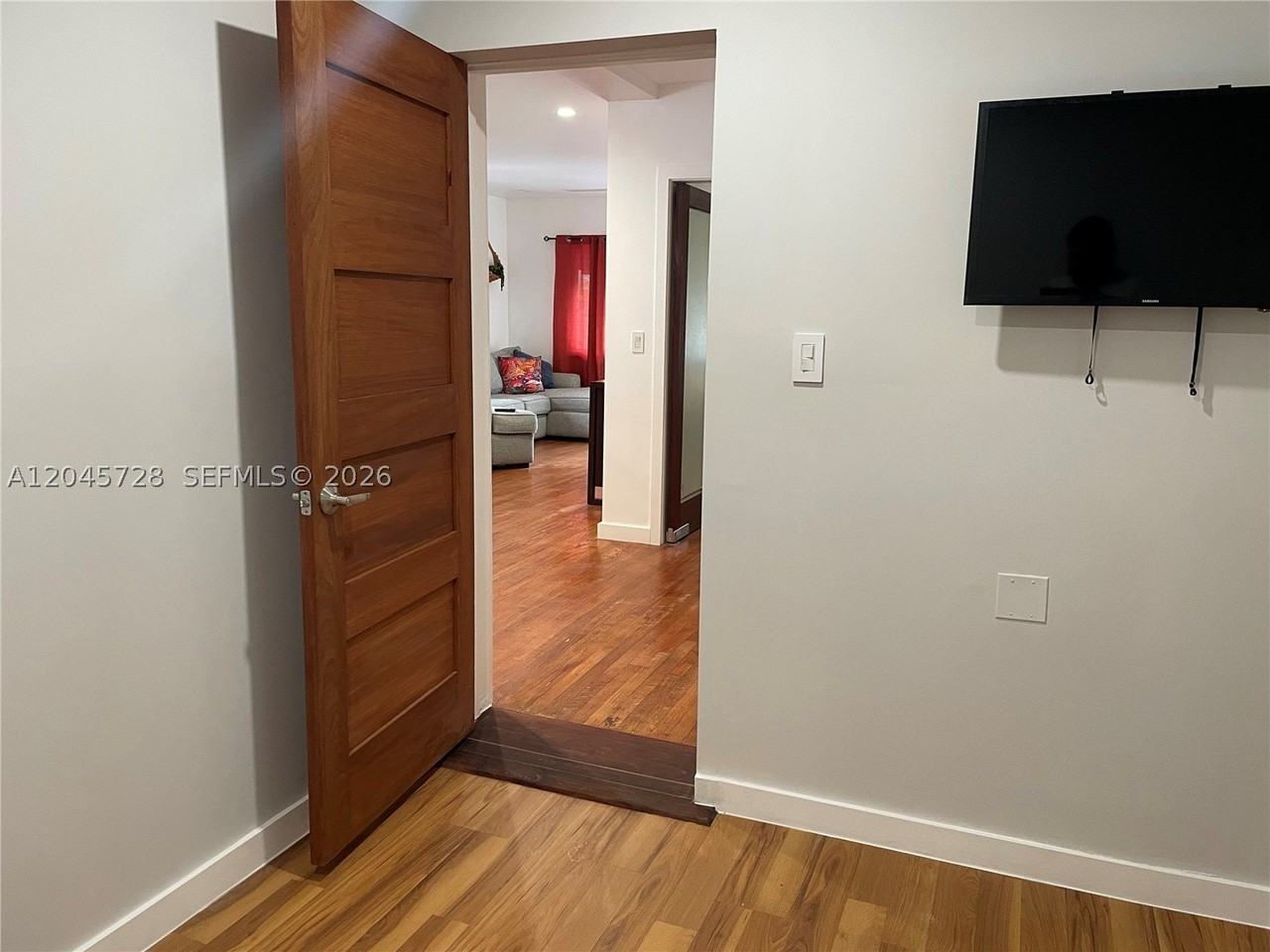 2112 Sw 60th Ct - Photo 4 of 10