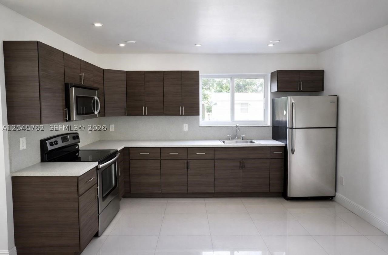 552 Ne 61st St #4 - Photo 2 of 8