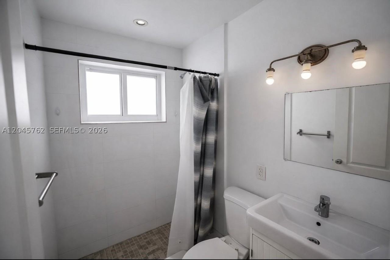552 Ne 61st St #4 - Photo 5 of 8
