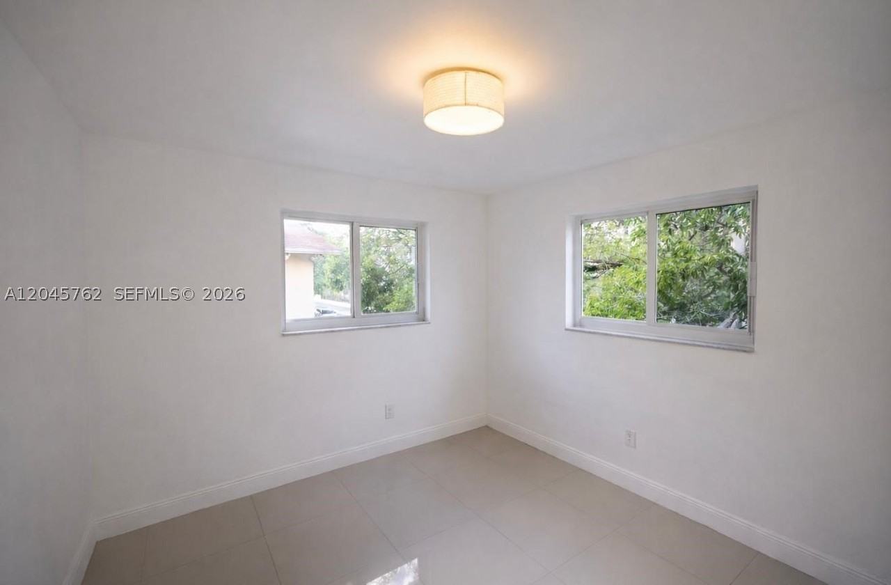 552 Ne 61st St #4 - Photo 6 of 8