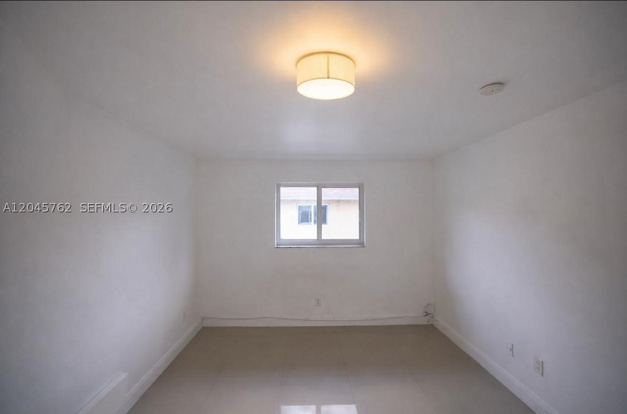 552 Ne 61st St #4 - Photo 7 of 8