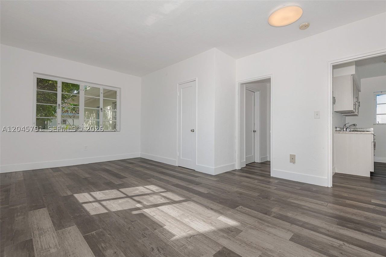 8340 Crespi Blvd #20