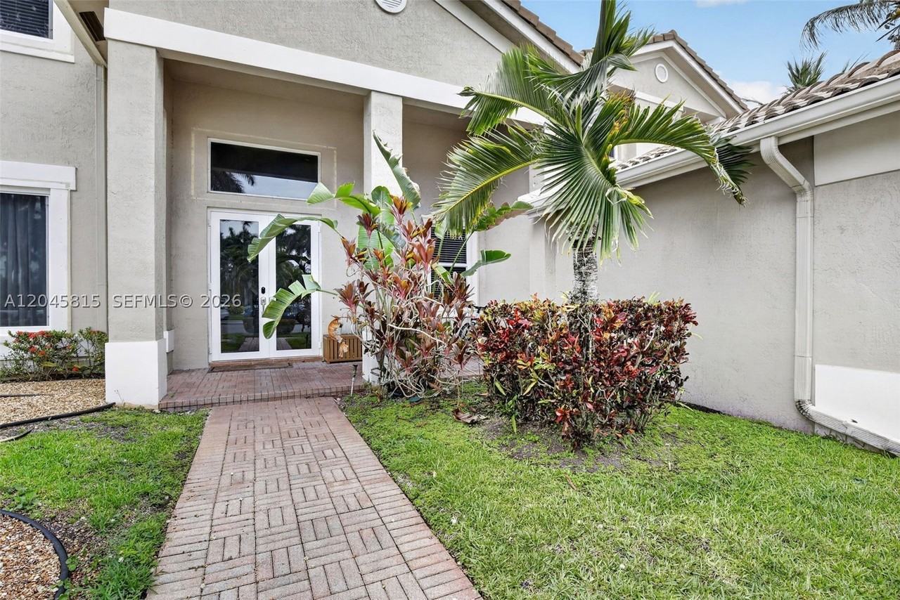 981 Waterside Cir - Photo 4 of 50