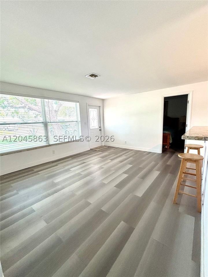 5809 Sullivan Rd - Photo 2 of 20