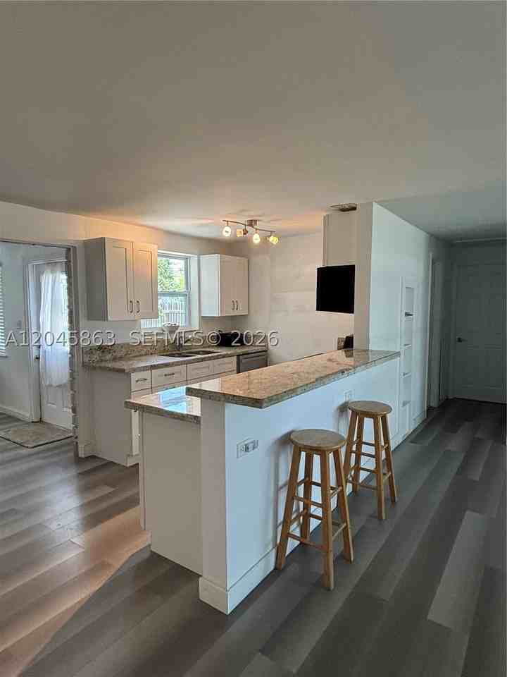 5809 Sullivan Rd - Photo 3 of 20