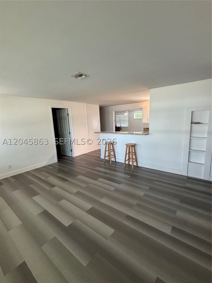 5809 Sullivan Rd - Photo 4 of 20