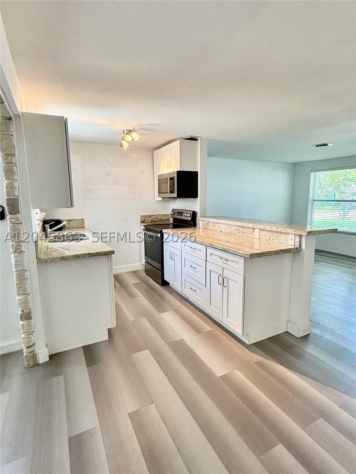 5809 Sullivan Rd - Photo 5 of 20