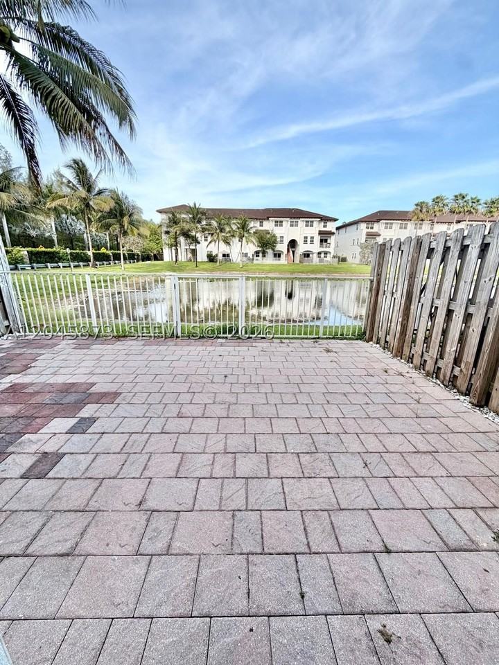 8965 Nw 98th Ave - Photo 2 of 22