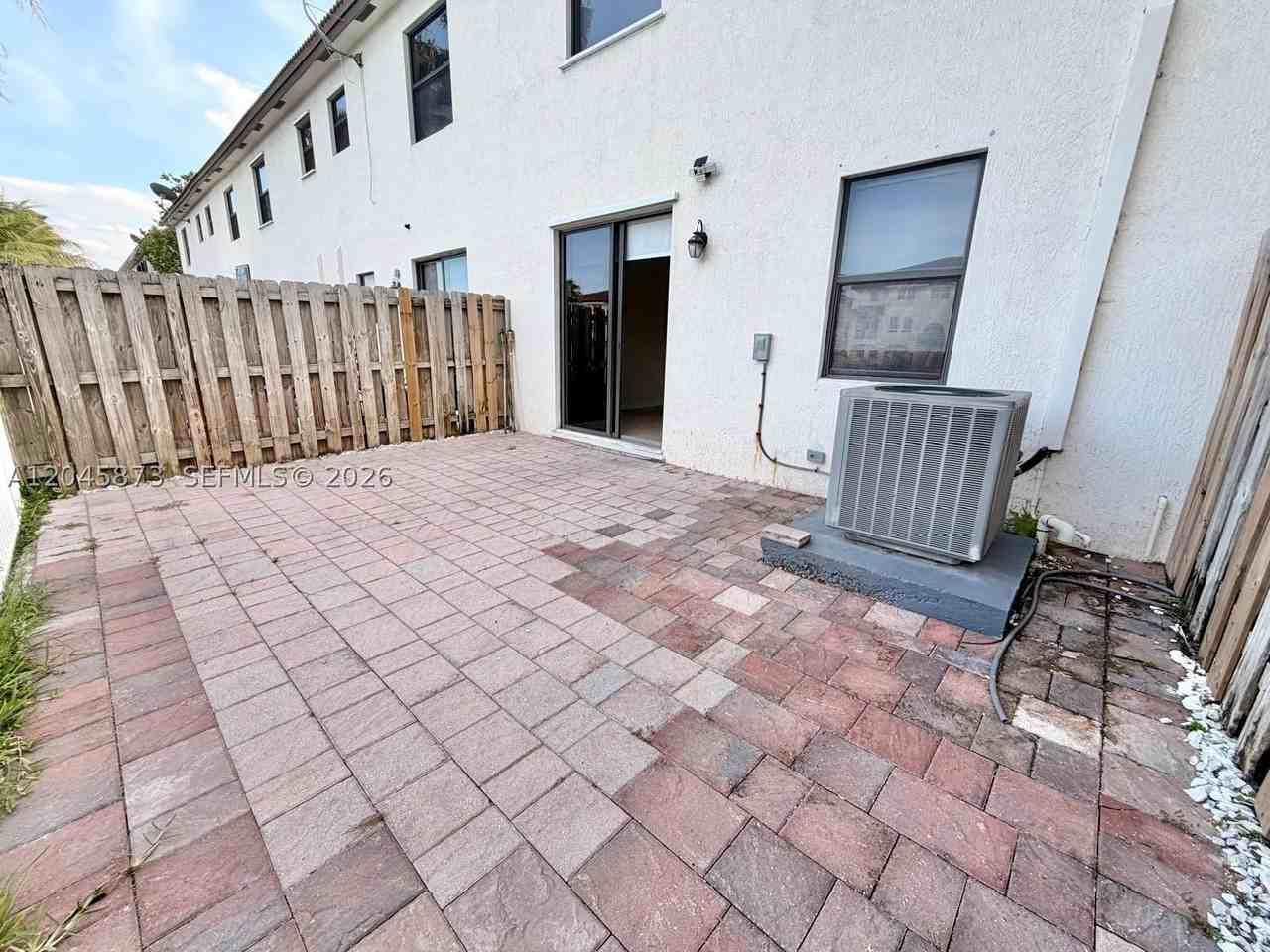 8965 Nw 98th Ave - Photo 4 of 22