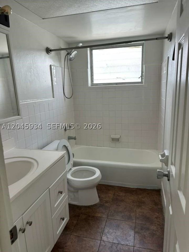 11925 Ne 19th Dr #8 - Photo 5 of 6