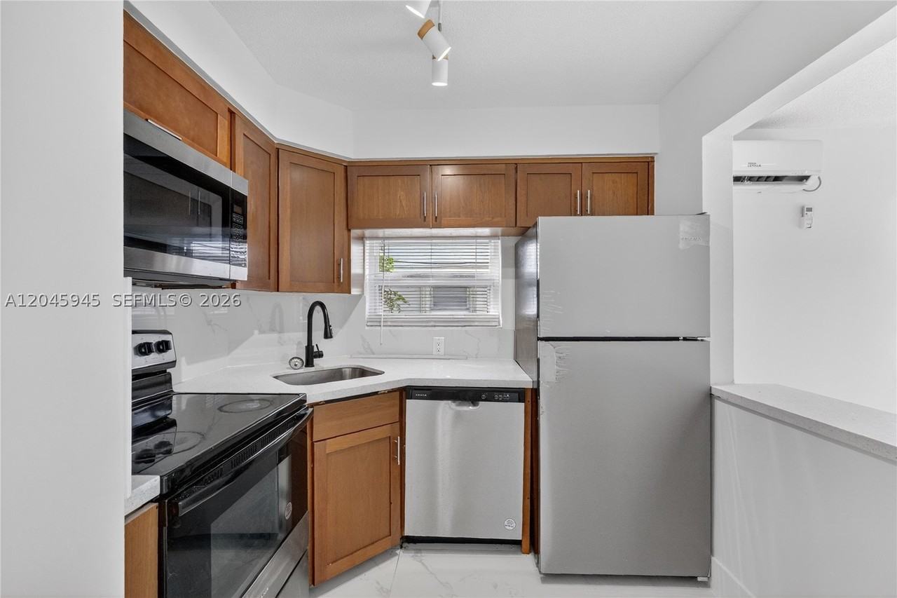 1520 Ne 56th St #8 - Photo 3 of 16